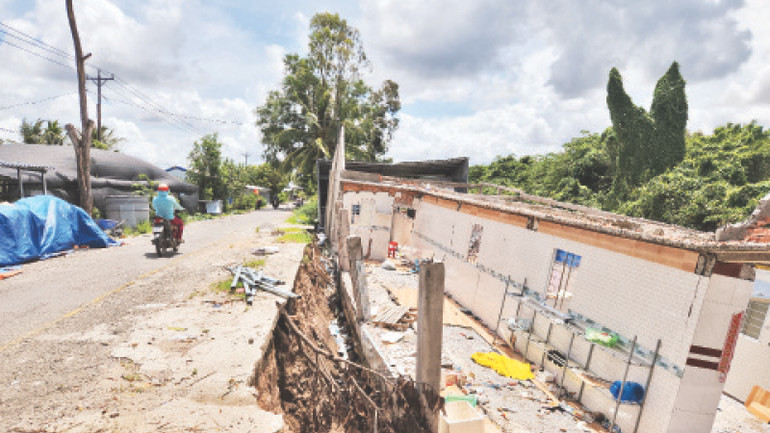 Nhà của một hộ dân bên cạnh đường tỉnh 965 bị sụt lún, thiệt hại hoàn toàn.