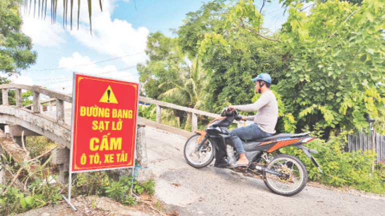 Các tuyến lộ giao thông nông thôn bị sạt lở, chính quyền đã lắp đặt biển báo cấm ô-tô, xe tải lưu thông để bảo đảm an toàn.
