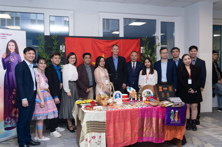 Bàn trưng bày sản phẩm thủ công mỹ nghệ Việt Nam. (Ảnh: Thanh Thể)