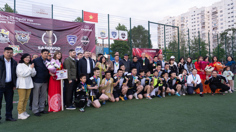 Đội Korpus B giành ngôi vô địch giải bóng đá người Việt tại Sadovod 2023. (Ảnh: THANH THỂ) Đội Korpus B giành ngôi vô địch giải bóng đá người Việt tại Sadovod 2023. (Ảnh: THANH THỂ)