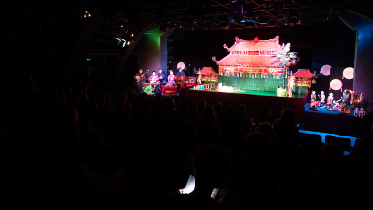 Sân khấu múa rối nước tại thủ đô Moskva (Nga). (Ảnh: THANH THỂ)