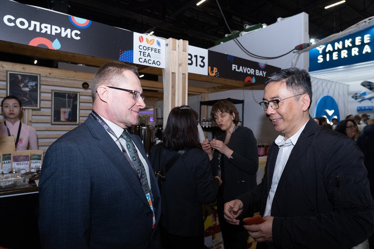 Ông Huỳnh Vỹ Long trao đổi với đối tác. (Ảnh: THANH THỂ)