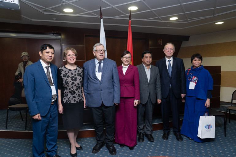 Ban Giám khảo và đại diện Ban Tổ chức, khách mời chụp ảnh lưu niệm. (Ảnh: THANH THỂ)