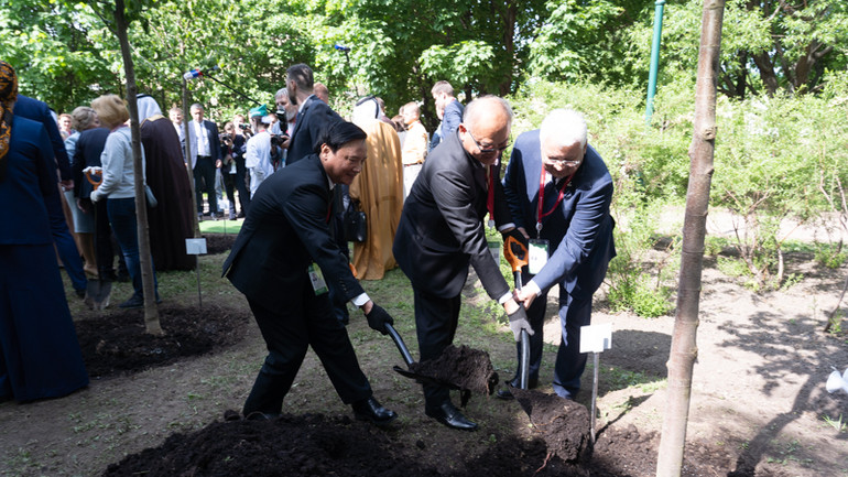 Nghi thức trồng cây chúc mừng thành công Đại hội. (Ảnh: THANH THỂ) Nghi thức trồng cây chúc mừng thành công Đại hội. (Ảnh: THANH THỂ)