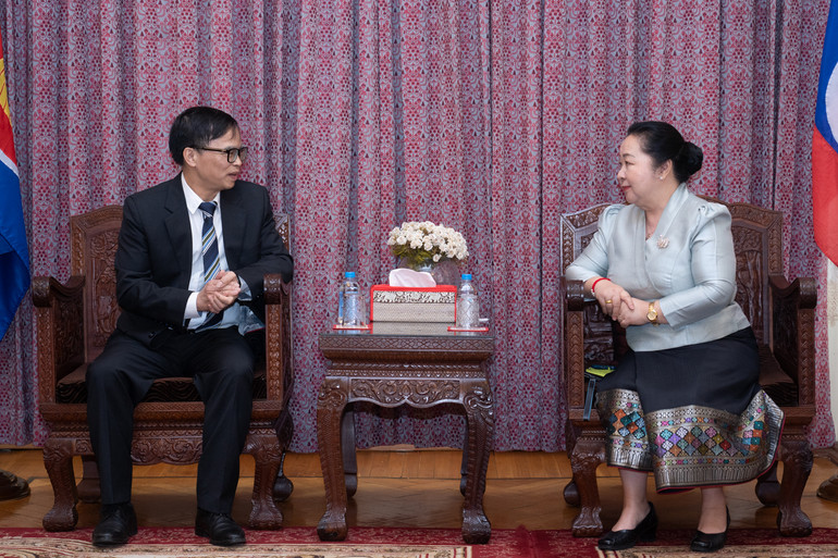 Đại diện hai Đại sứ quán thảo luận về tình hình hợp tác. (Ảnh: THANH THỂ)