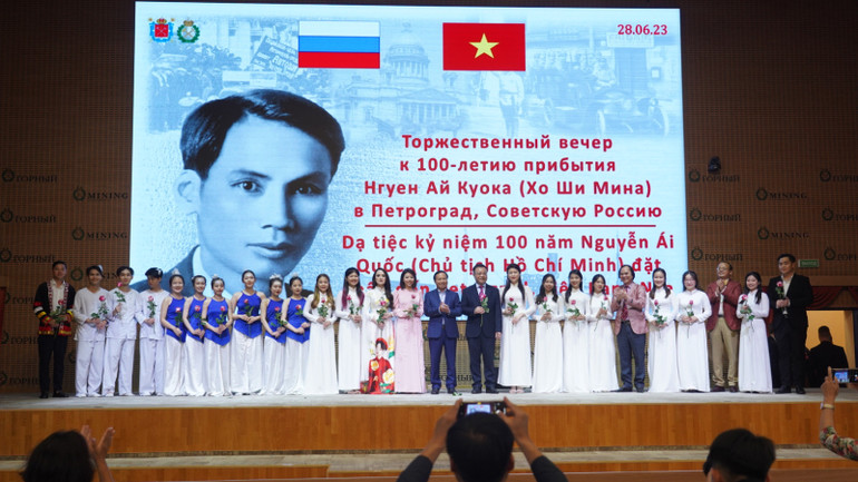 Dạ tiệc kỷ niệm 100 năm Ngày Chủ tịch Hồ Chí Minh lần đầu đến Petrograd. (Ảnh: THANH THỂ)