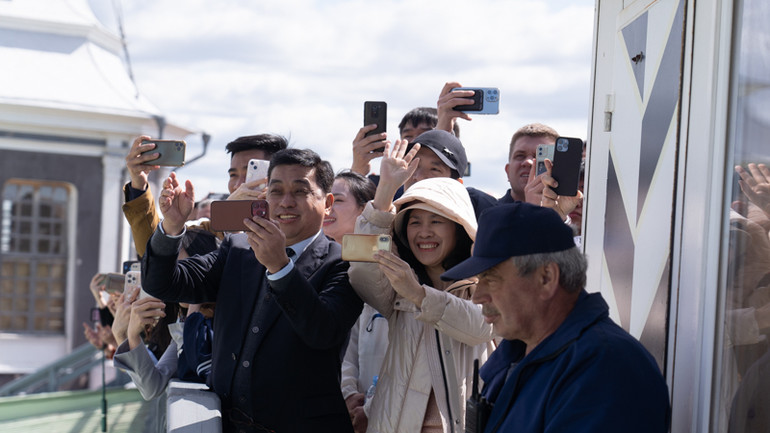 Người dân có mặt tại màn bắn pháo chào mừng. (Ảnh: THANH THỂ)