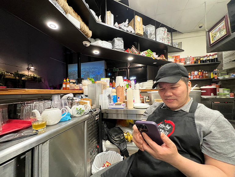 Anh Trần Hùng tại quán ăn nhanh của mình. (Ảnh: THANH THỂ) Anh Trần Hùng tại quán ăn nhanh của mình. (Ảnh: THANH THỂ)