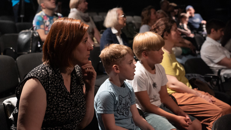 Khán giả Nga chăm chú thưởng thức múa rối nước. (Ảnh: THANH THỂ)