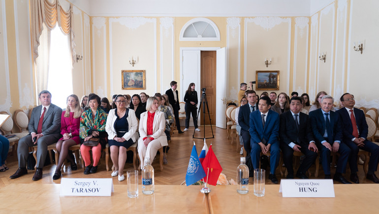 Đông đảo các đại biểu chứng kiến lễ ký kết. (Ảnh: THANH THỂ)