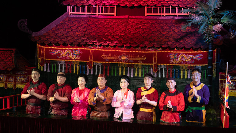 Các nghệ sĩ Việt Nam bước ra sân khấu. (Ảnh: THANH THỂ)