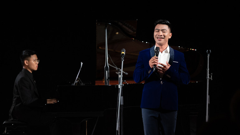 Màn trình diễn của ca sĩ Việt Nam trong đêm diễn 18/5. (Ảnh: THANH THỂ)