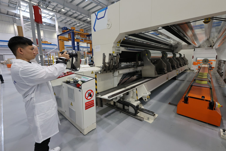 Bên trong nhà máy Titan-Polymer ở Pskov. (Ảnh: THANH THỂ)