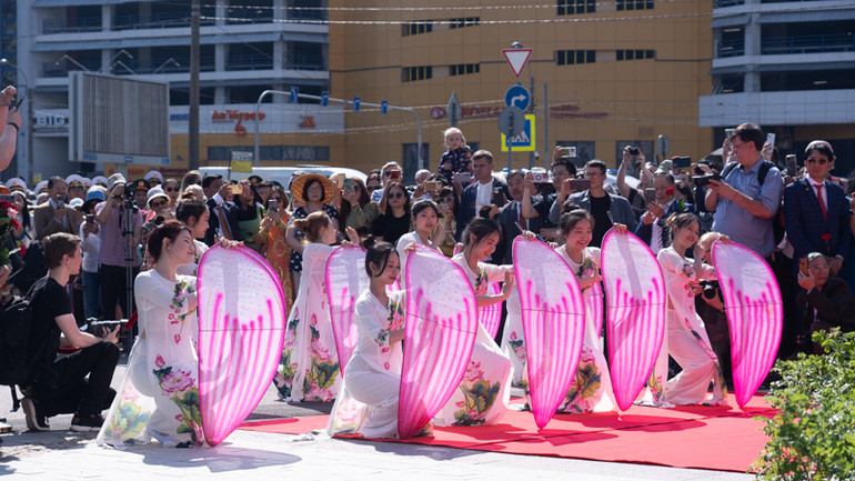 Tiết mục văn nghệ chào mừng lễ khánh thành. (Ảnh: THANH THỂ)