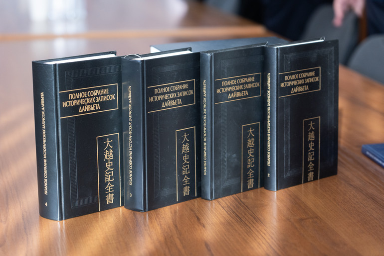 Bốn trong tám tập của bộ sách vừa được giới thiệu. Ảnh: THANH THỂ