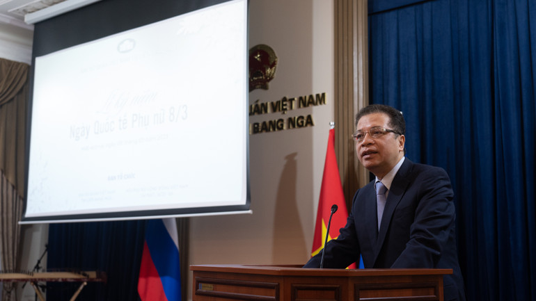 Đại sứ Đặng Minh Khôi chúc mừng "một nửa thế giới" nhân ngày 8/3. Ảnh: THANH THỂ Đại sứ Đặng Minh Khôi chúc mừng "một nửa thế giới" nhân ngày 8/3. Ảnh: THANH THỂ