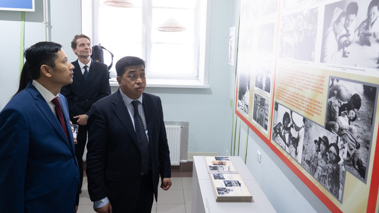 Triển lãm "Nỗi đau của bạn trong trái tim tôi, Việt Nam". (Ảnh: THANH THỂ)