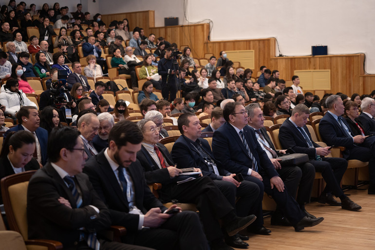 Phiên toàn thể thu hút đông đảo người tham dự. (Ảnh: THANH THỂ)