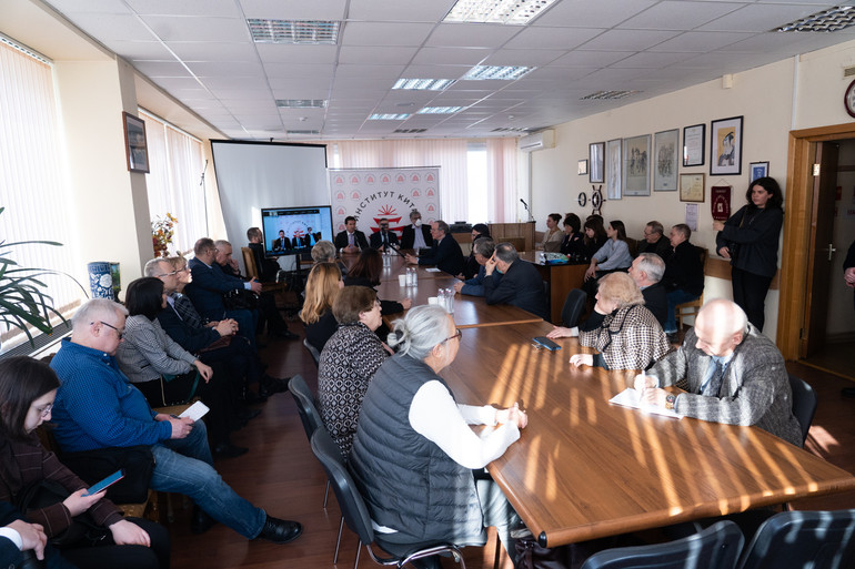 Quang cảnh buổi lễ giới thiệu sách. Ảnh: THANH THỂ