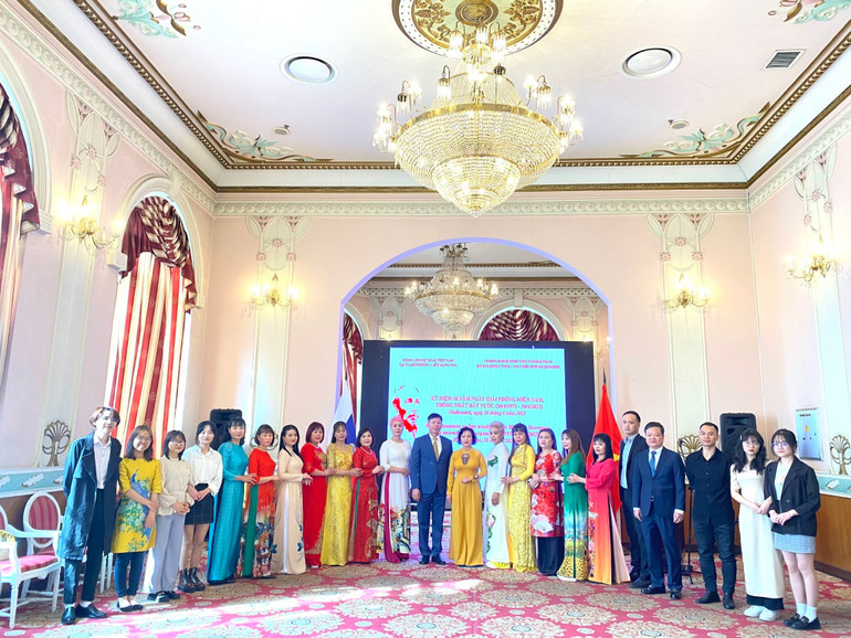 Các đại biểu chụp ảnh lưu niệm.