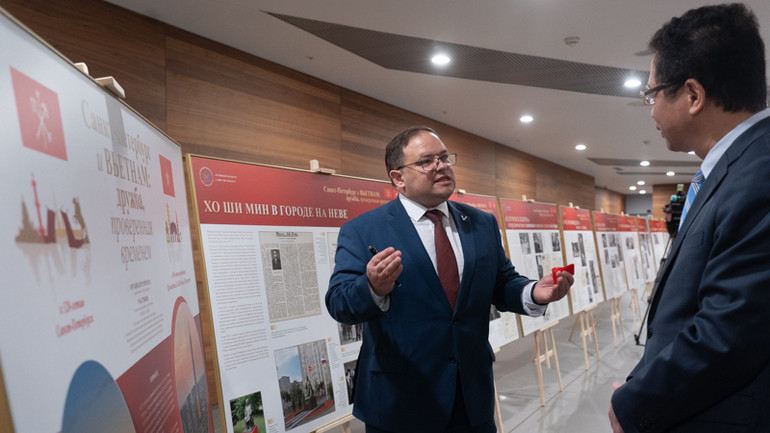 Triển lãm trưng bày nhiều tài liệu quý về Chủ tịch Hồ Chí Minh và quan hệ Việt-Nga. (Ảnh: THANH THỂ)