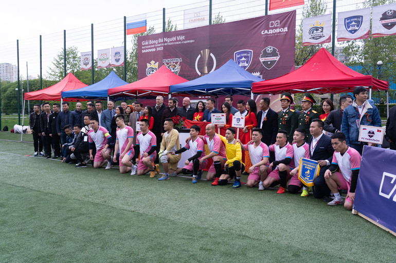 Các cầu thủ chụp ảnh lưu niệm cùng Các cầu thủ chụp ảnh lưu niệm cùng