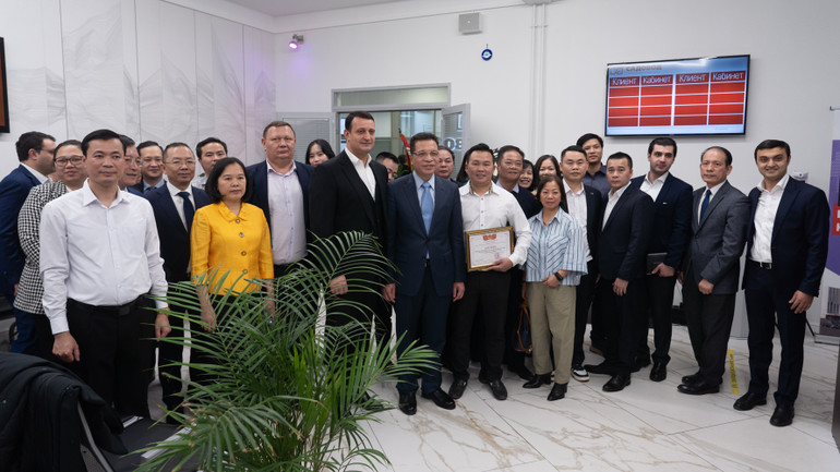 Đại sứ Đặng Minh Khôi chụp ảnh cùng đại diện cộng đồng. (Ảnh: THANH THỂ)