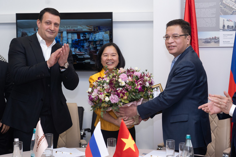 Trao giấy khen tặng cộng đồng. (Ảnh: THANH THỂ)