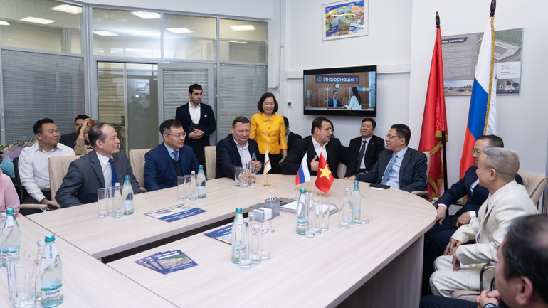 Đại diện Đại sứ quán thảo luận với ban lãnh đạo TTTM. (Ảnh: THANH THỂ)