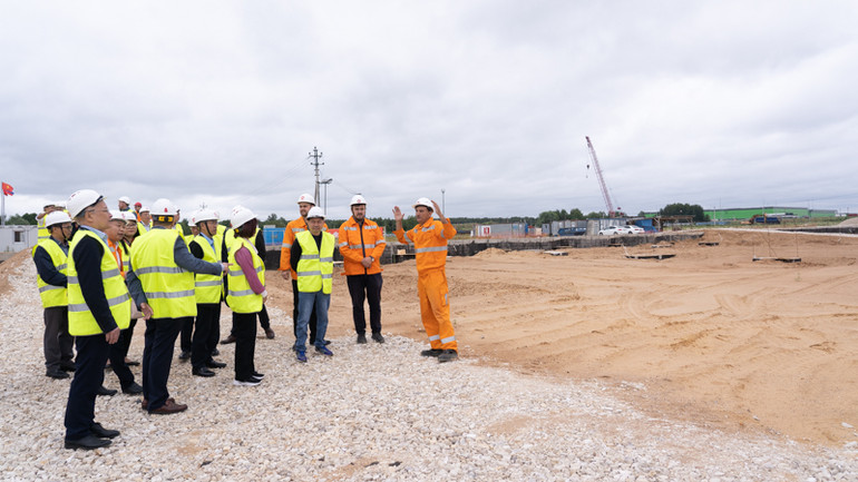 Công trường xây dựng nhà máy chế biến sữa của TH. (Ảnh: THANH THỂ)