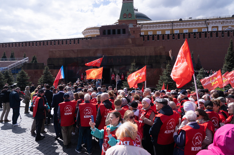 Đoàn người tập trung trước lăng V.I.Lenin. (Ảnh: THANH THỂ)