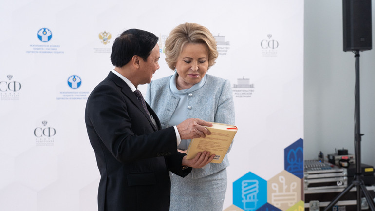 Phó Chủ tịch Quốc hội Nguyễn Khắc Định tặng bà Matviyenko cuốn sách của Tổng Bí thư Nguyễn Phú Trọng. (Ảnh: THANH THỂ) Phó Chủ tịch Quốc hội Nguyễn Khắc Định tặng bà Matviyenko cuốn sách của Tổng Bí thư Nguyễn Phú Trọng. (Ảnh: THANH THỂ)