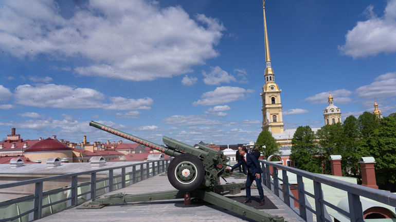 Bắn pháo kỷ niệm 133 năm Ngày sinh Chủ tịch Hồ Chí Minh. (Ảnh: THANH THỂ)