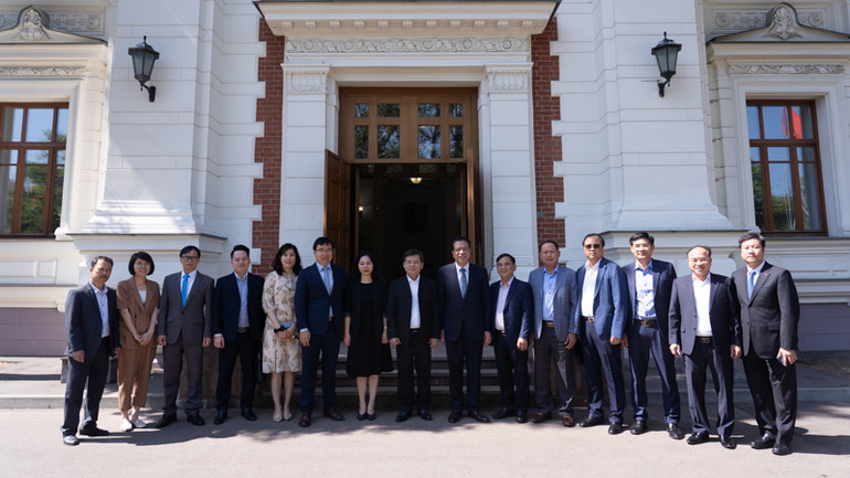 Đoàn đại biểu Viện Kiểm sát nhân dân tối cao Việt Nam chụp ảnh lưu niệm tại Đại sứ quán Việt Nam tại Nga. (Ảnh: THANH THỂ)