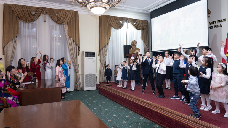 Các em nhỏ hát múa chúc mừng mẹ. Ảnh: THANH THỂ Các em nhỏ hát múa chúc mừng mẹ. Ảnh: THANH THỂ