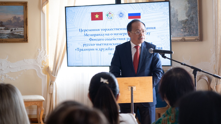 Chủ tịch Hội người Việt Nam tại Nga Đỗ Xuân Hoàng phát biểu. (Ảnh: THANH THỂ)