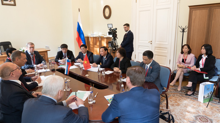 Đoàn đại biểu Quốc hội Việt Nam thảo luận cùng đại diện Hội đồng Liên bang (Thượng viện) Nga. (Ảnh: THANH THỂ)