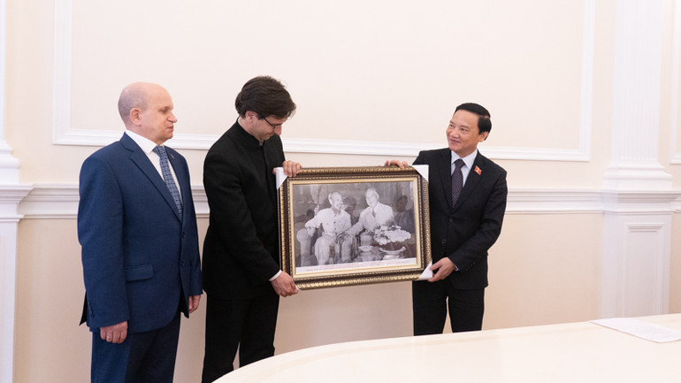 Phó Chủ tịch Quốc hội Nguyễn Khắc Định tặng quà trường 488. (Ảnh: THANH THỂ)