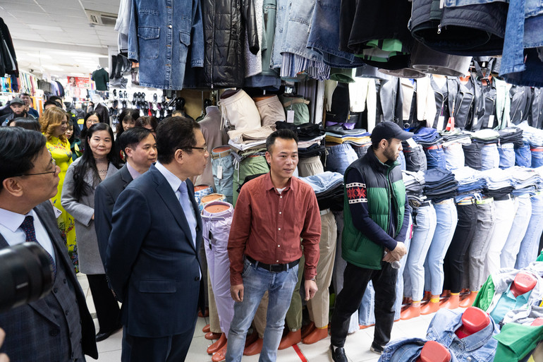 Đoàn cán bộ Đại sứ quán thăm gian hàng của người Việt. (Ảnh: THANH THỂ)