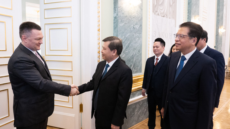 Viện trưởng Viện Kiểm sát nhân dân tối cao Lê Minh Trí bắt tay Viện trưởng Tổng Viện Kiểm sát Liên bang Nga Igor Krasnov. (Ảnh: THANH THỂ)