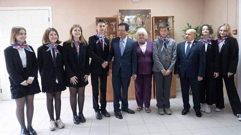 Đại sứ Đặng Minh Khôi chụp ảnh cùng học sinh trường 488. (Ảnh: THANH THỂ)