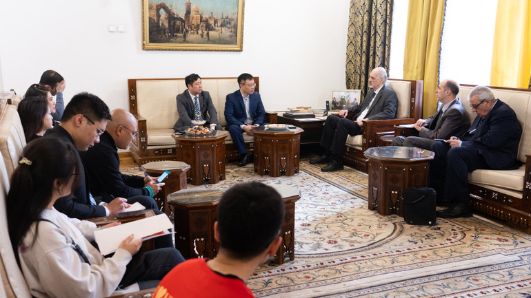 Đại diện cộng đồng người Việt tại Nga gặp gỡ Đại sứ và nhân viên Đại sứ quán Syria tại Nga. Ảnh: THANH THỂ