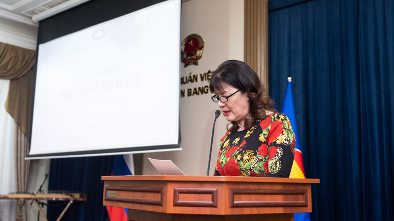 Chủ tịch Hội Phụ nữ cộng đồng người Việt tại Moskva Phạm Thị Oanh phát biểu ý kiến. (Ảnh: THANH THỂ) Chủ tịch Hội Phụ nữ cộng đồng người Việt tại Moskva Phạm Thị Oanh phát biểu ý kiến. (Ảnh: THANH THỂ)