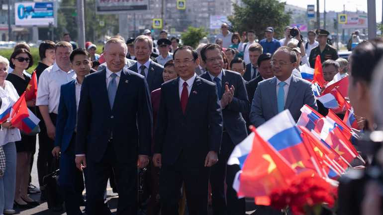 Đồng chí Nguyễn Văn Nên, Ủy viên Bộ Chính trị, Bí thư Thành ủy Thành phố Hồ Chí Minh dự lễ khánh thành bức tượng. (Ảnh: THANH THỂ)