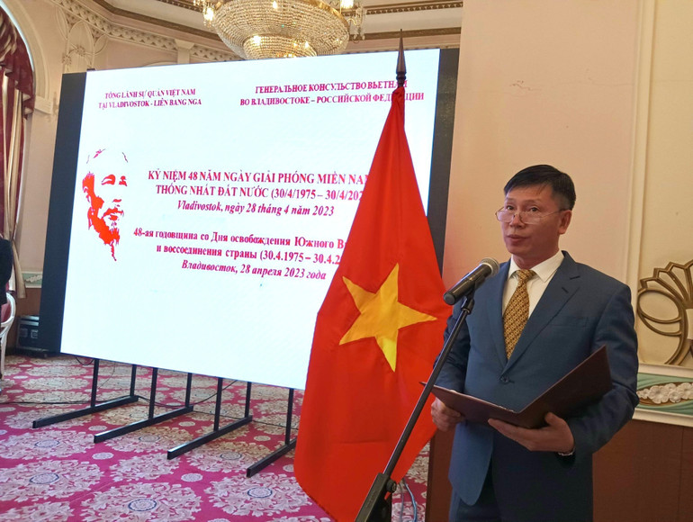 Tổng lãnh sự Nguyễn Đăng Hiền phát biểu ý kiến.