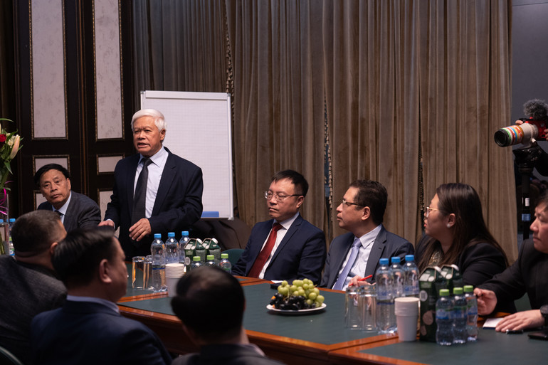 Nhà thơ Nguyễn Huy Hoàng (đứng) kể về quá trình xây dựng chợ. (Ảnh: THANH THỂ)