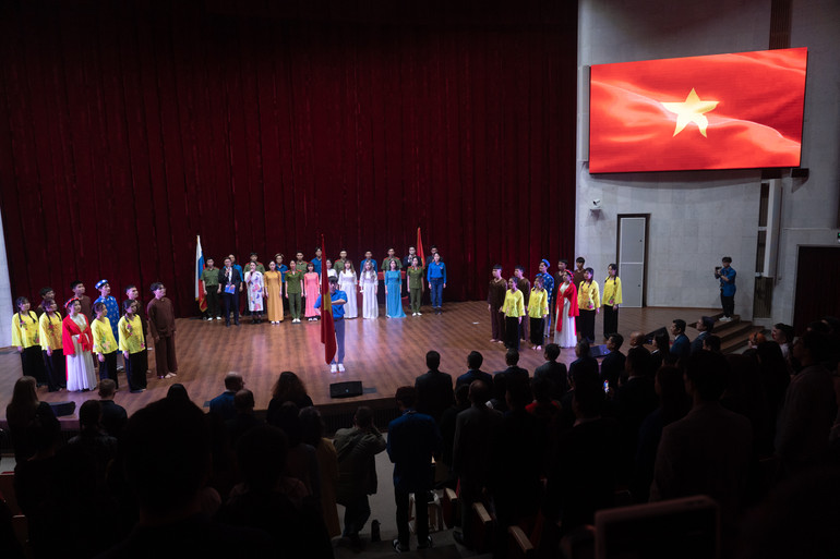 Lễ chào cờ trong chương trình. Ảnh: THANH THỂ Lễ chào cờ trong chương trình. Ảnh: THANH THỂ