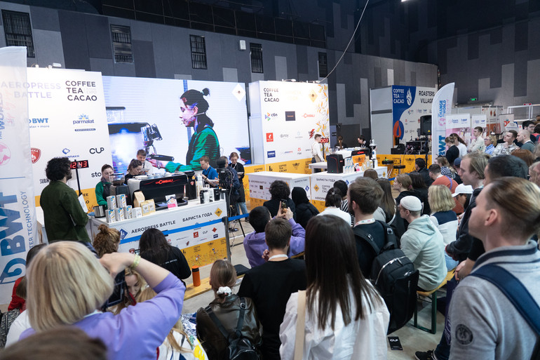 Hội chợ thu hút đông đảo thực khách. (Ảnh: THANH THỂ)