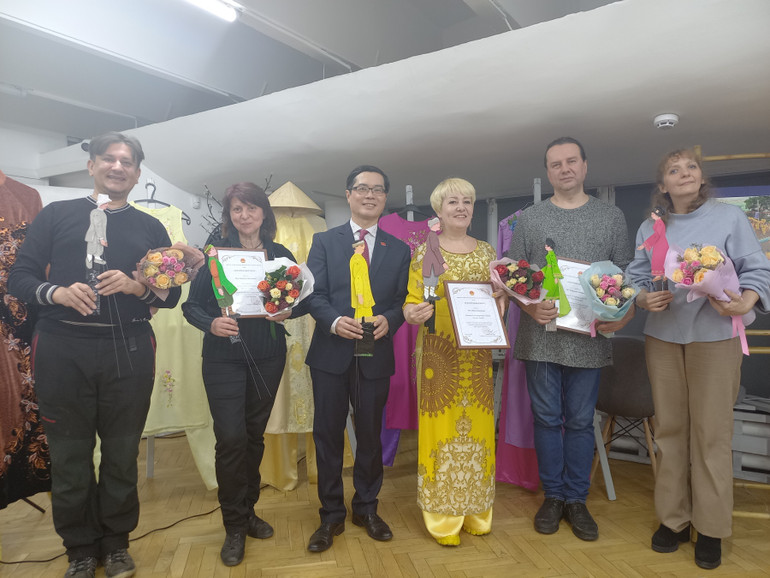 Đại sứ Nguyễn Hồng Thạch khen thưởng các nghệ sĩ biểu diễn.