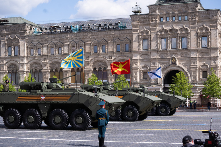 Khí tài quân sự Nga đi qua lễ đài trên Quảng trường Đỏ. (Ảnh: THANH THỂ)